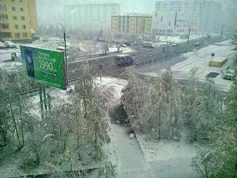 Север России замело снегом после 30-градусной жары 