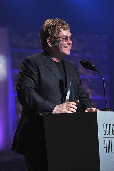 Церемония Songwriters Hall of Fame растрогала Элтона Джона