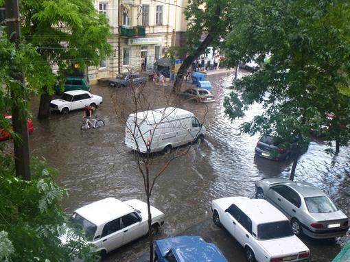 Злива в Одесі: по вулицях катається серфер