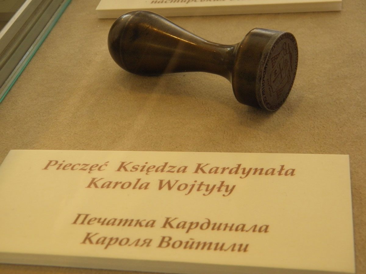 На Крещатике показывают личные вещи Иоанна Павла II. Фоторепортаж