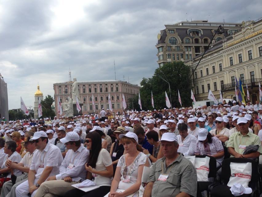 Близько 2 тис. людей зібралося в Києві на з'їзд опозиції