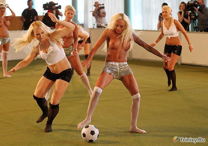 Завершился чемпионат Европы по женскому обнаженному футболу. Фото
