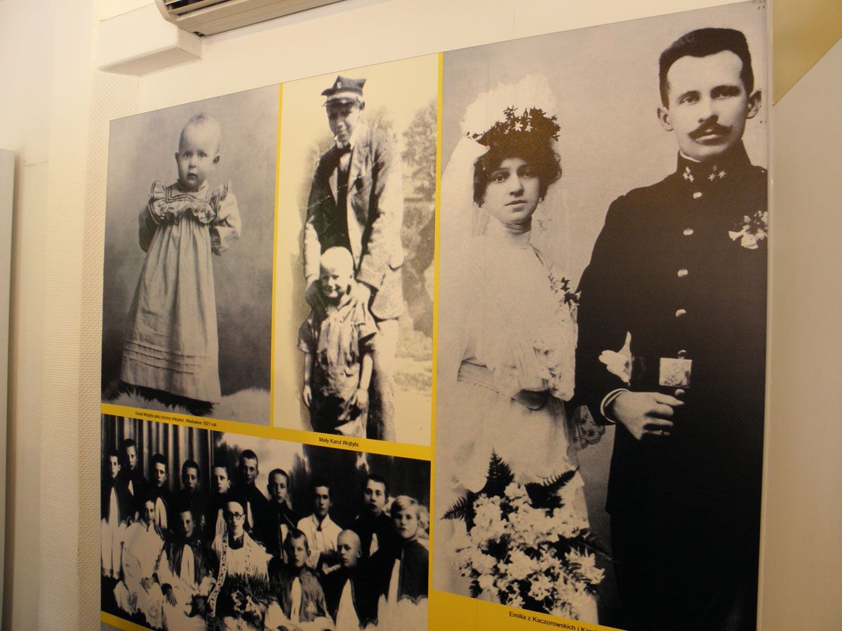 На Крещатике показывают личные вещи Иоанна Павла II. Фоторепортаж