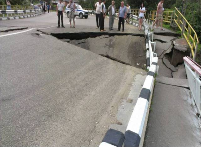В России из-за паводка обрушился автомобильный мост
