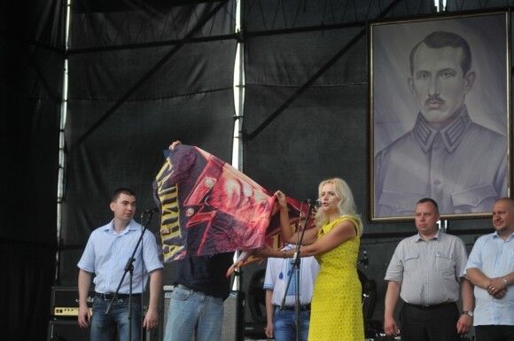 Фарион торжественно растоптала флаг с портретом Сталина