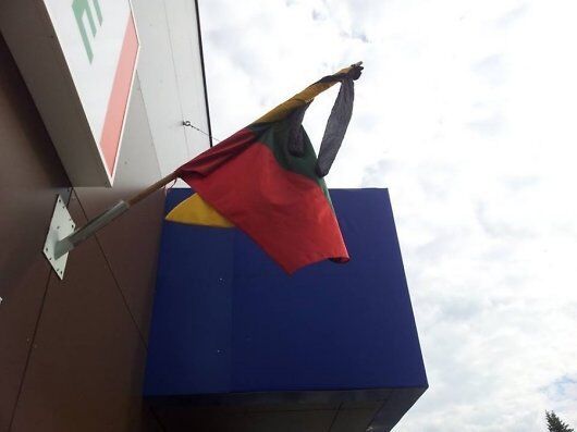 Вместо траурной ленты к флагу Литвы привязали женские колготки