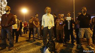 "Стоїть людина" став натхненням для турецьких протестуючих