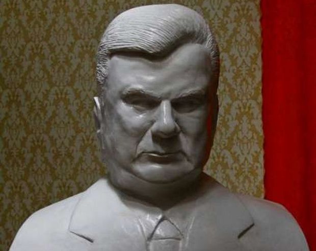 В Интернете продают бюст Януковича за 9999 грн