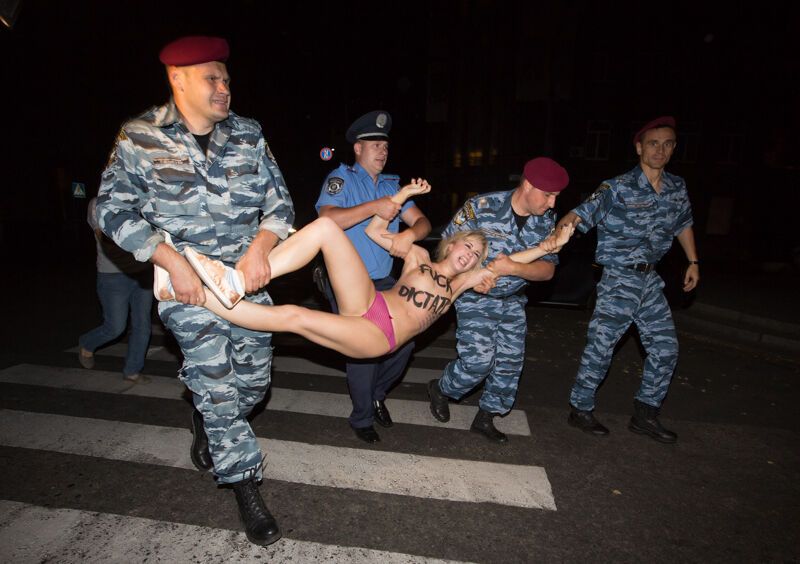 Вночі в Києві Лукашенко зустріли FEMEN