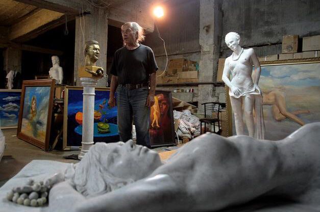 Відомий скульптор змушений жити в підвалі через голою Тимошенко