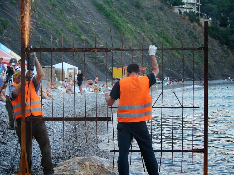 В Крыму объявили войну рэкетирам - снесли забор у моря