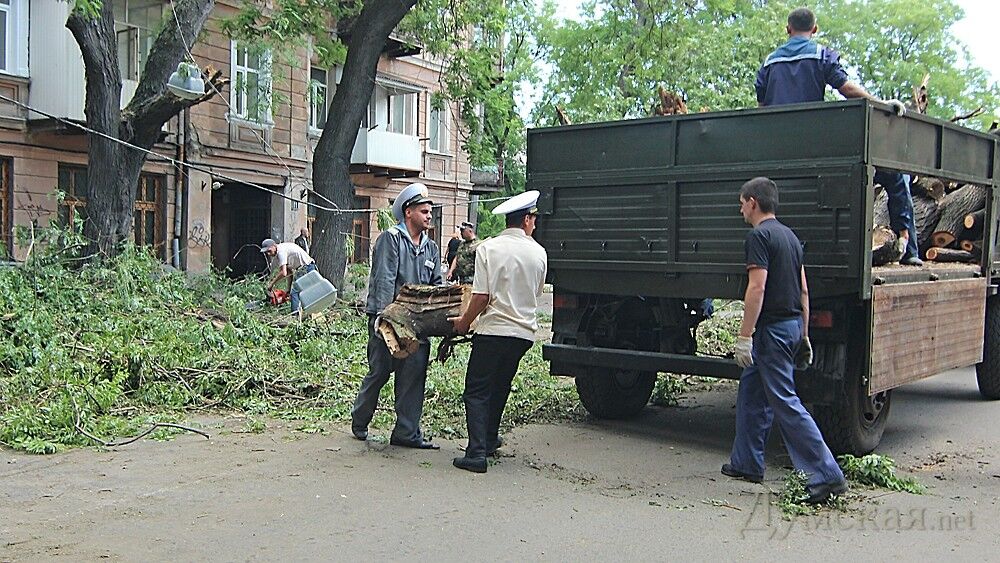 В Одессе убирают город после урагана и пилят деревья