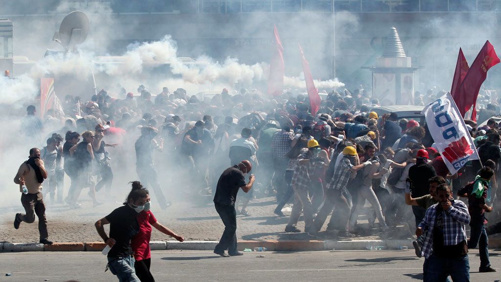 В Стамбуле протестующие строят баррикады