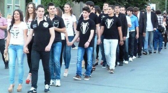 Сербські школярі пожертвували свої гроші на випускні наряди