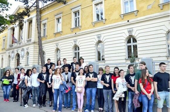 Сербские школьники пожертвовали свои деньги на выпускные наряды