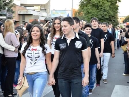 Сербські школярі пожертвували свої гроші на випускні наряди