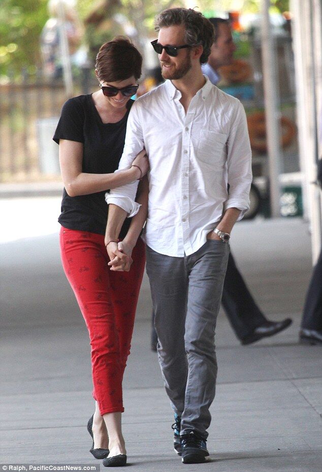 Энн Хэтэуэй поглощает зеленую жижу