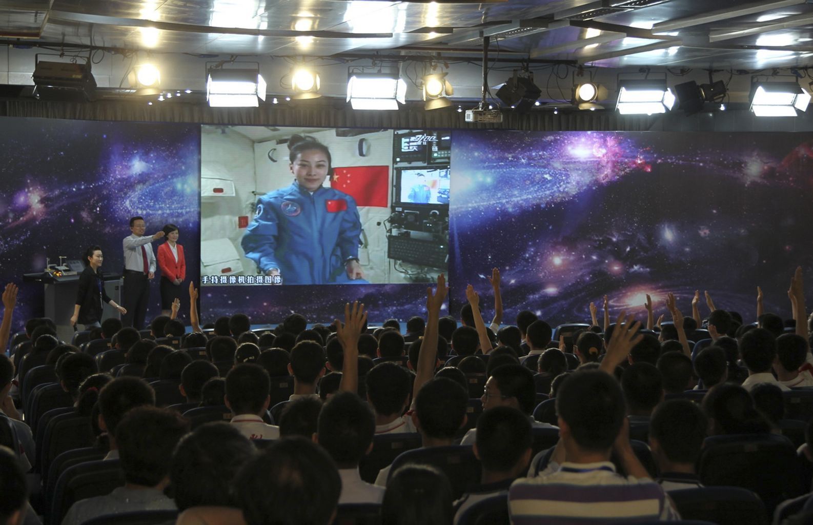 Китайська астронавтка провела лекцію з космосу