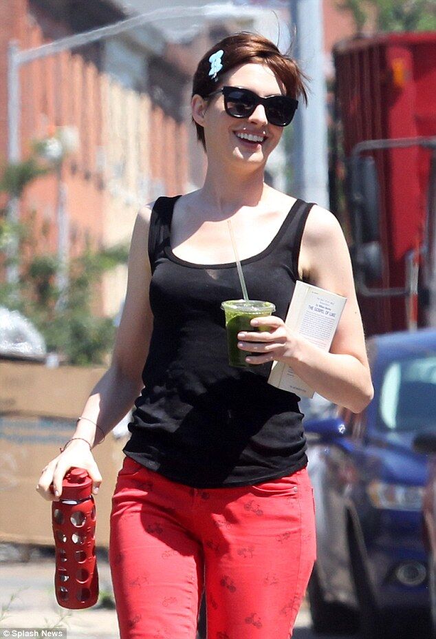 Энн Хэтэуэй поглощает зеленую жижу