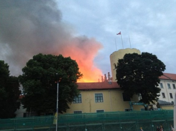 В Риге горит президентская резиденция