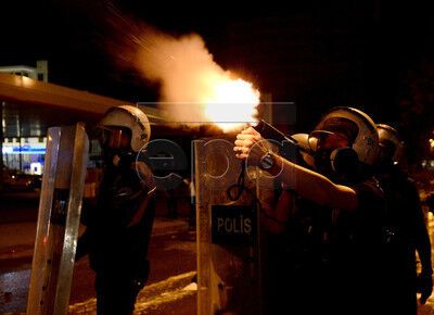 Турецкая полиция опять разогнала демонстрантов газом и водометами