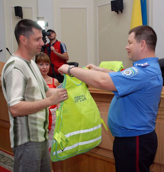 На Дніпропетровщині міліція одягла журналістів