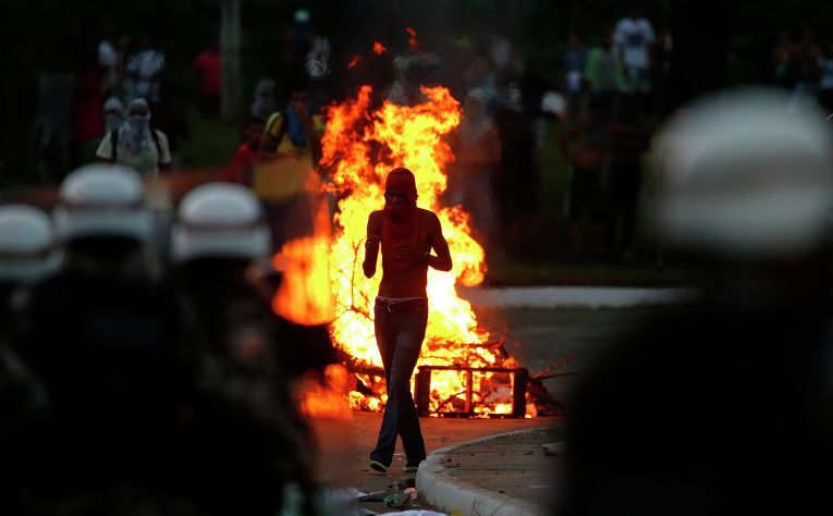Сотни человек пострадали из-за беспорядков в Бразилии