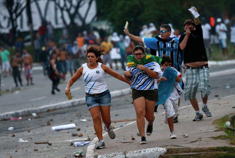 Сотни человек пострадали из-за беспорядков в Бразилии