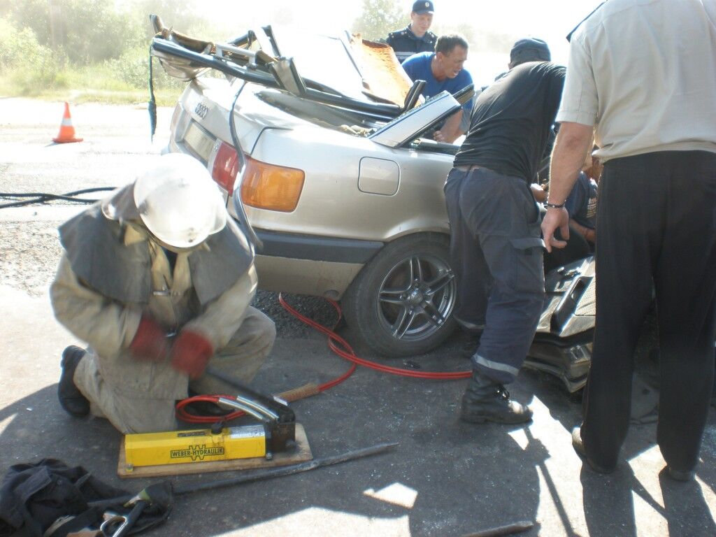 ДТП на Киевщине: металлом зажало двух человек