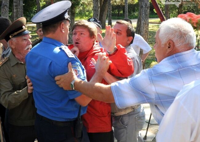 Нардеп от КПУ хотел избить милиционера из-за портрета Сталина