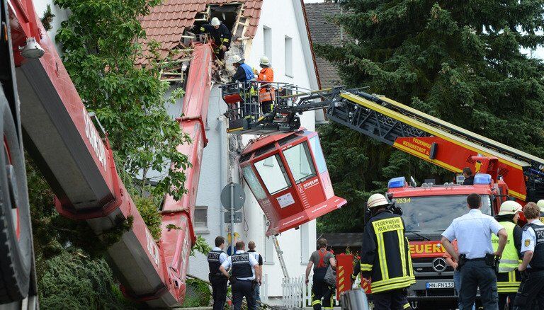У Німеччині частина підйомного крана звалилася на будинок: постраждали діти