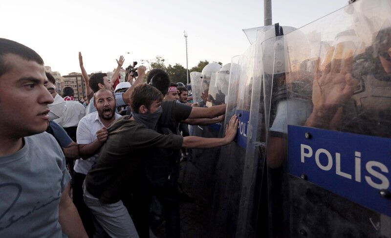 Полиция вновь разогнала протестующих в Стамбуле