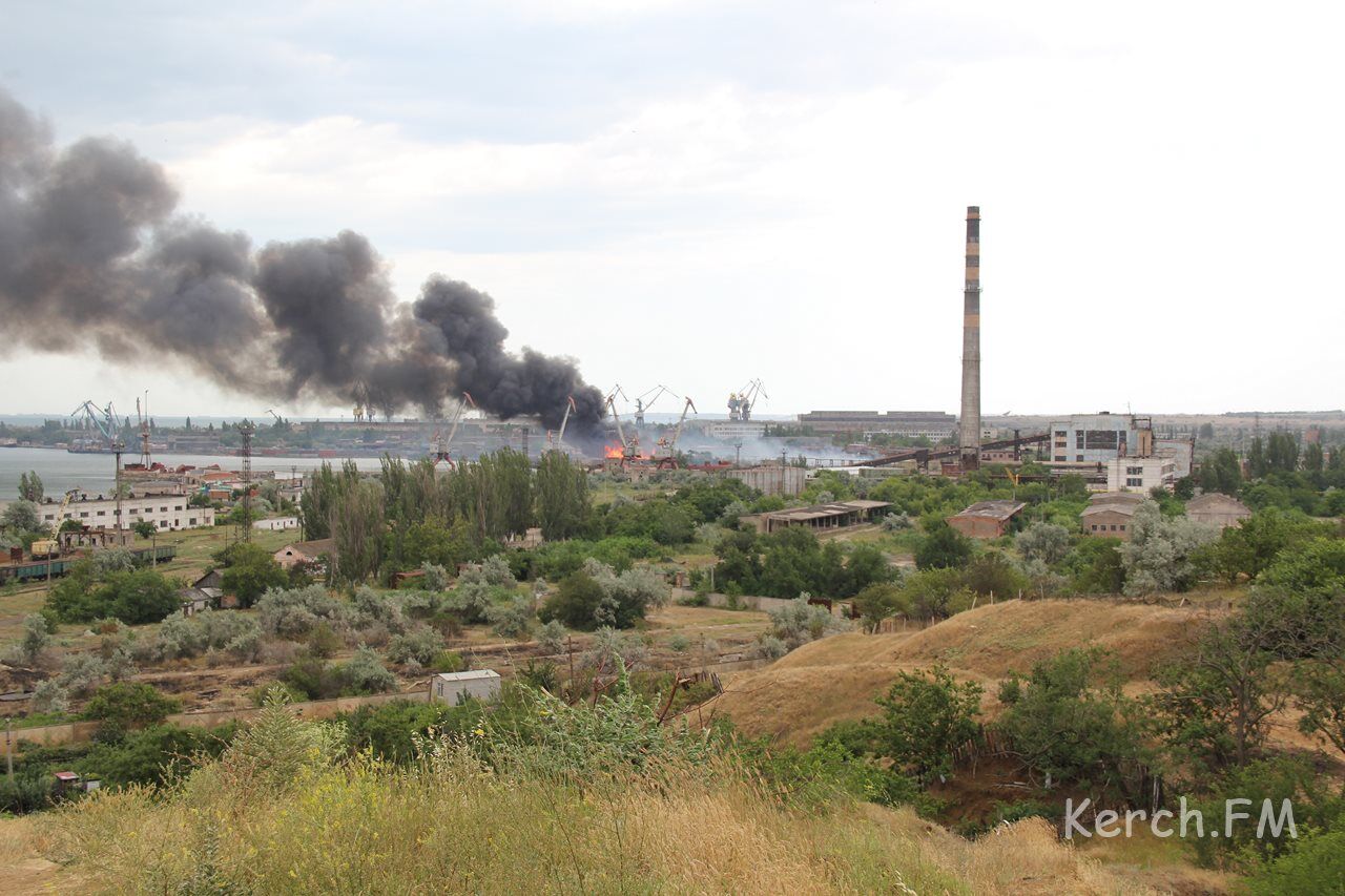 У Керчі палає порт