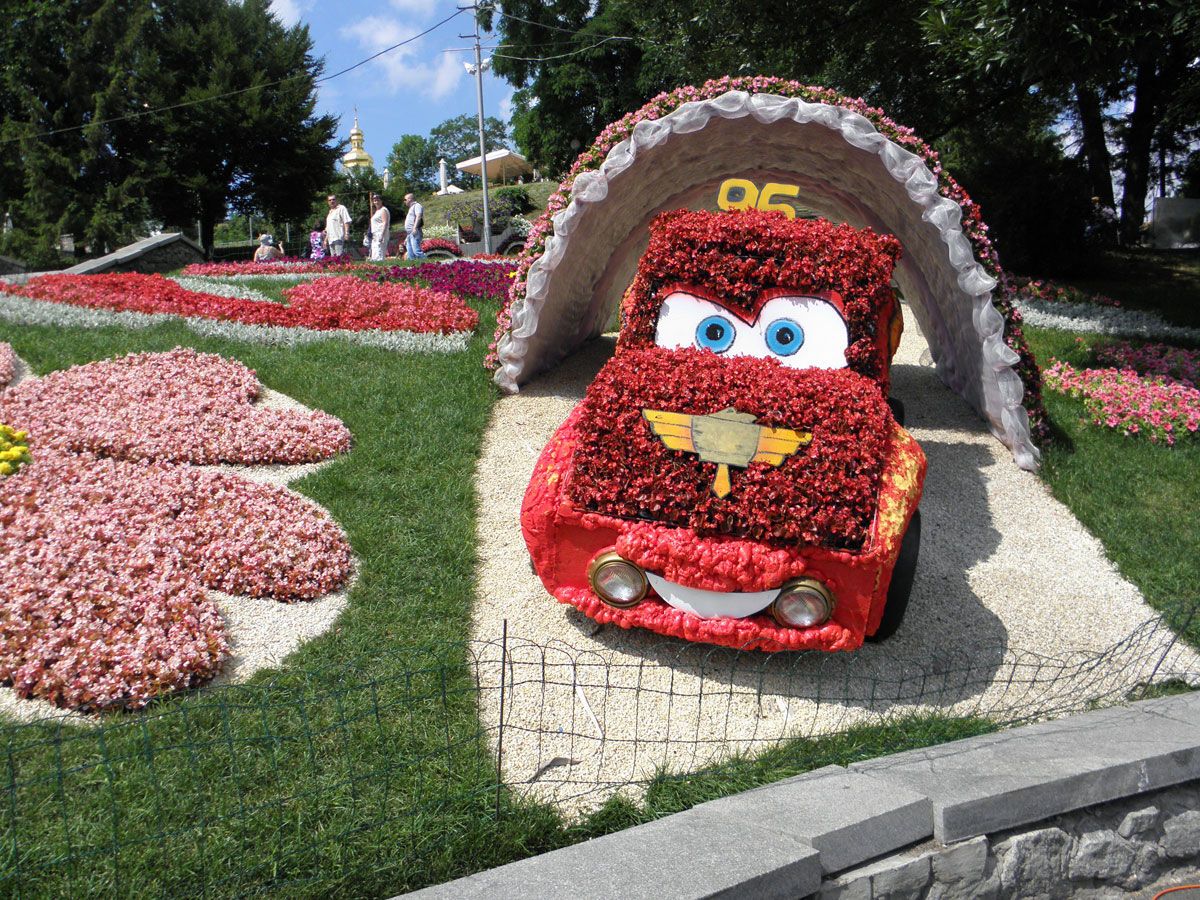 Шины, фары, петуния и бегония: выставка зеленых авто