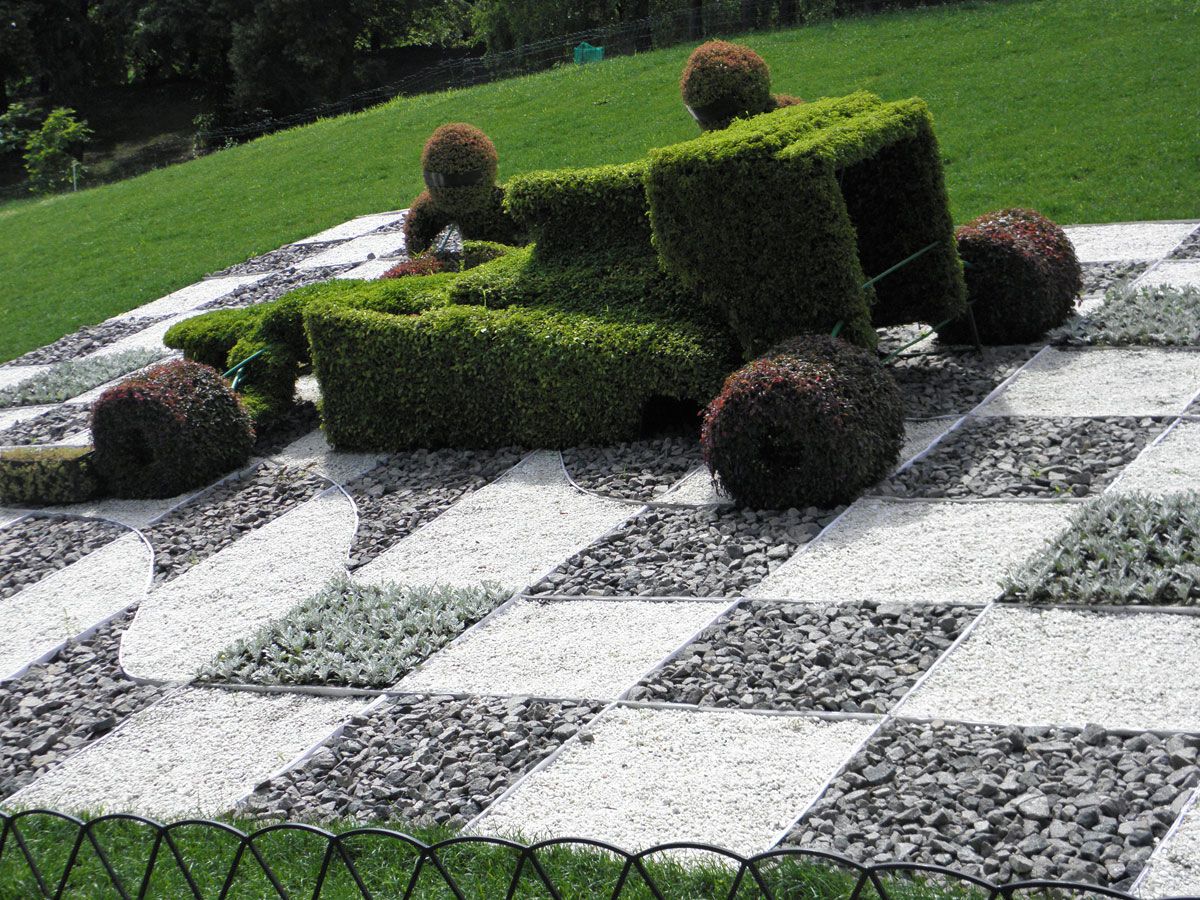 Шины, фары, петуния и бегония: выставка зеленых авто