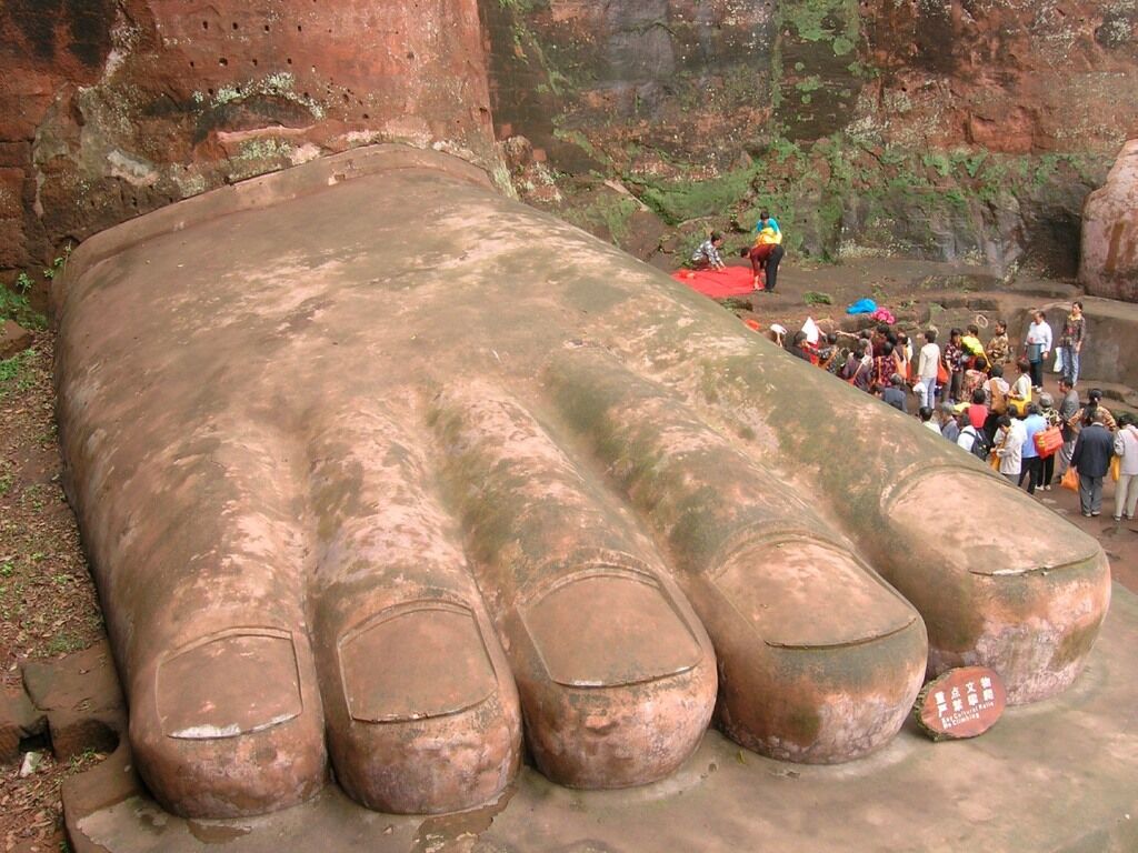 Самая гигантская в мире статуя Будды вырезана в скале