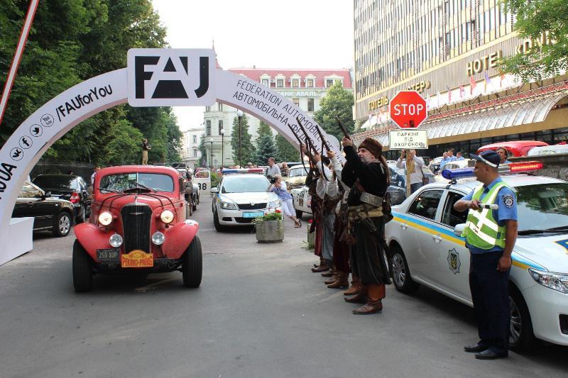 Во Львове прошел парад ретро-авто