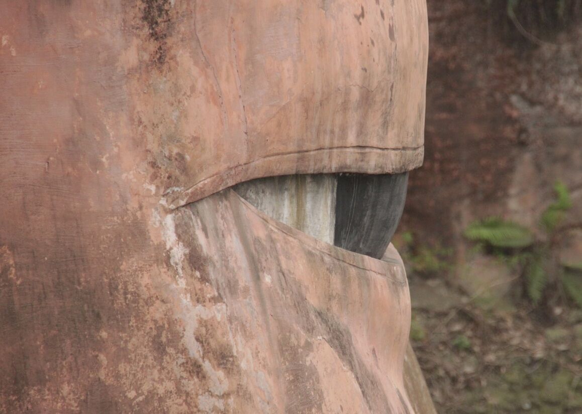 Самая гигантская в мире статуя Будды вырезана в скале