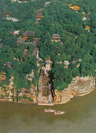 Самая гигантская в мире статуя Будды вырезана в скале