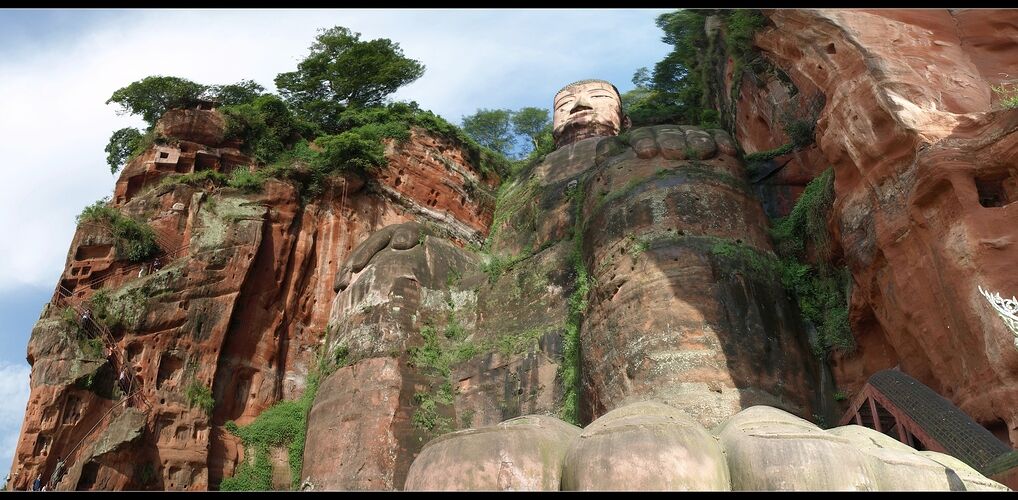 Самая гигантская в мире статуя Будды вырезана в скале