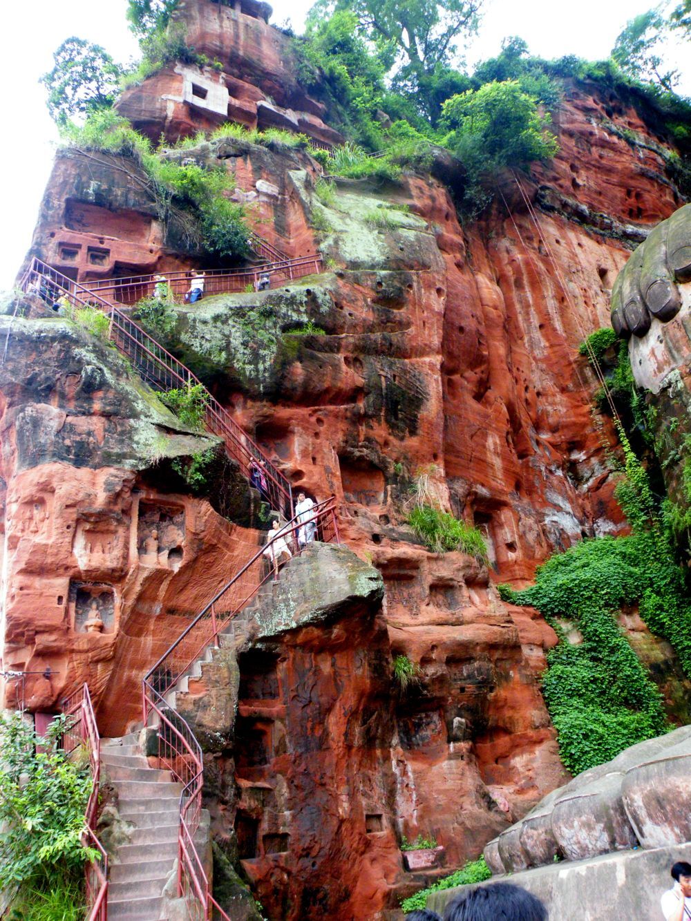 Самая гигантская в мире статуя Будды вырезана в скале