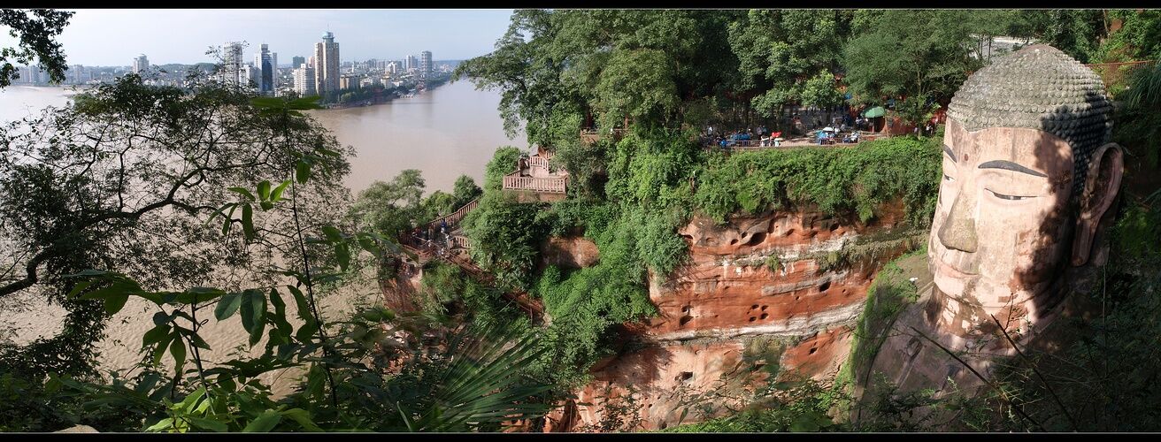 Самая гигантская в мире статуя Будды вырезана в скале