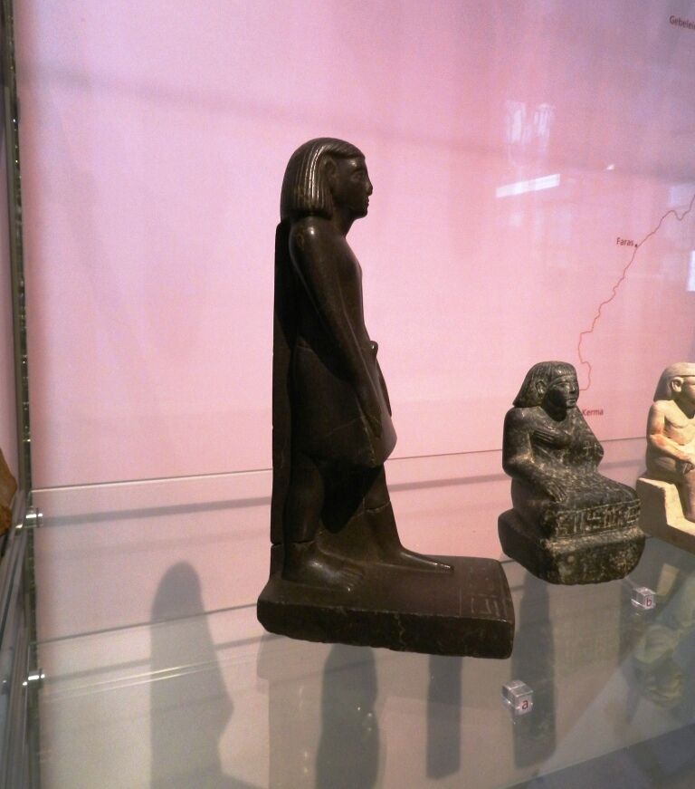 Проклятие фараонов: в музее египетская статуя стала крутиться
