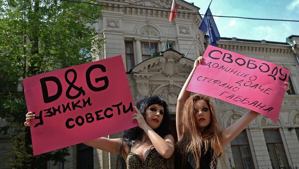 В Москве полуголые девушки вышли поддержать Дольче и Габбану