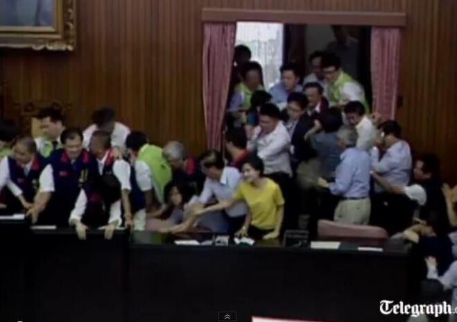 Драка в парламенте Тайваня: женщины вырывали волосы друг другу, 26 июня 2013