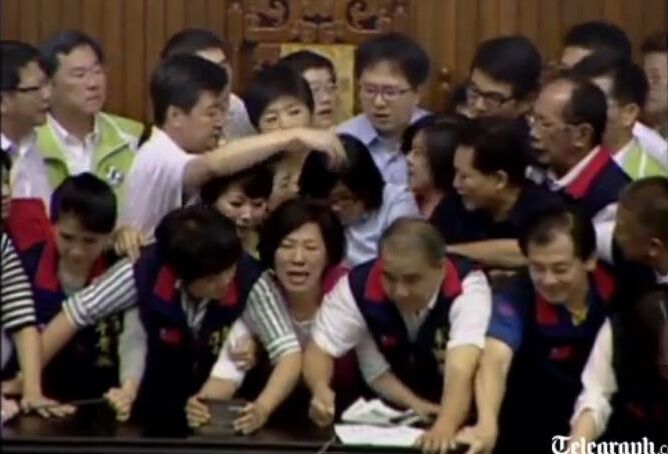 Драка в парламенте Тайваня: женщины вырывали волосы друг другу, 26 июня 2013