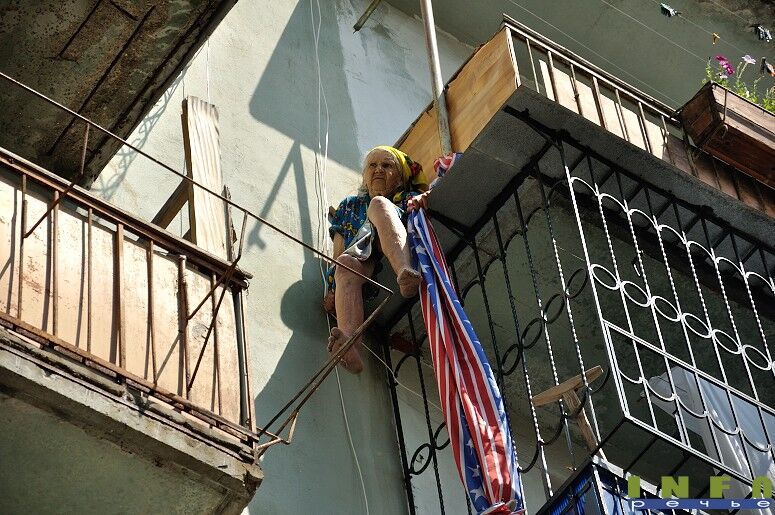 Старушка-экстремалка с флагом США устроила переполох в Измаиле