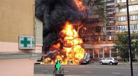 В Алматы взорвался бензовоз: загорелась восьмиэтажка