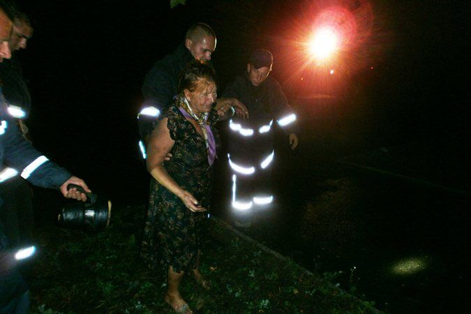 На Черкащині рятувальники дістали жінку з каналізаційного колодязя