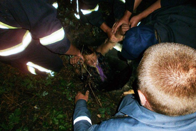 На Черкащині рятувальники дістали жінку з каналізаційного колодязя
